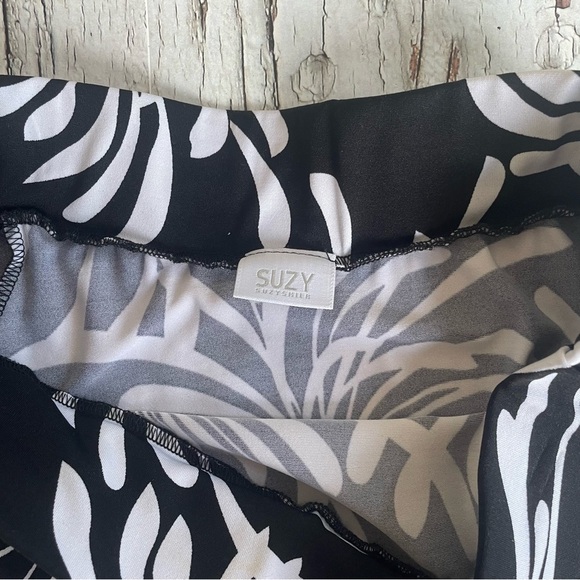 ⭐️(M) Suzy shier| black and white floral print flowy skirt - Picture 2 of 3